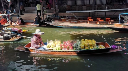 ダムヌンサドアク水上市場